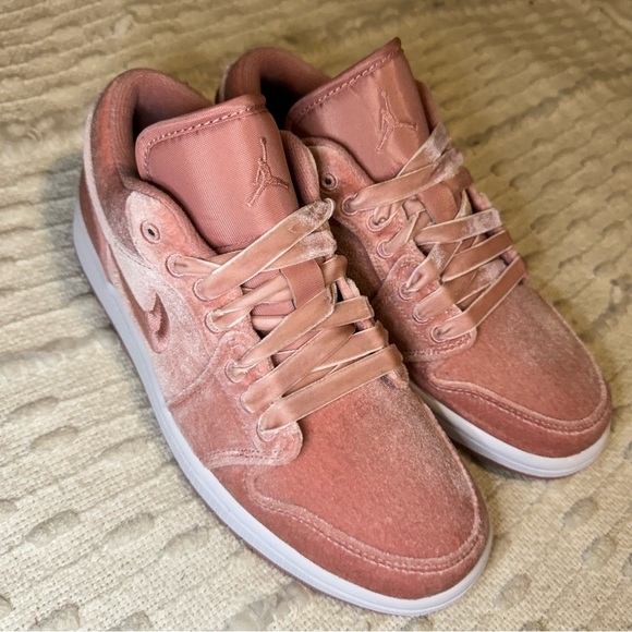 NEW- Air Jordan 1 Low SE Pink Velvet - Picture 8 of 11